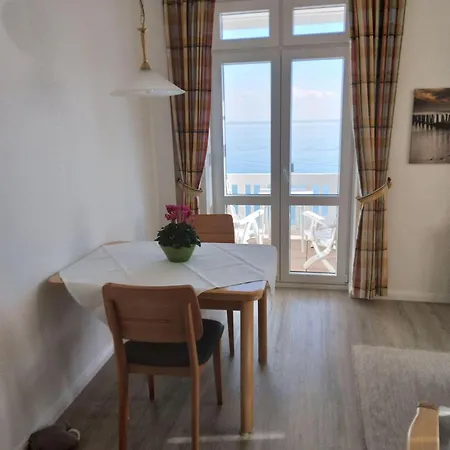 Gaestehaus-gorch-fock-wohnung-5-mit-direktem-meerblick *